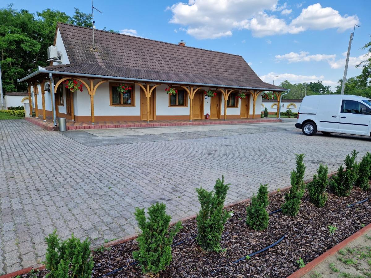 Hotel Csalanosi Vendeghaz Kecskemét Exterior foto