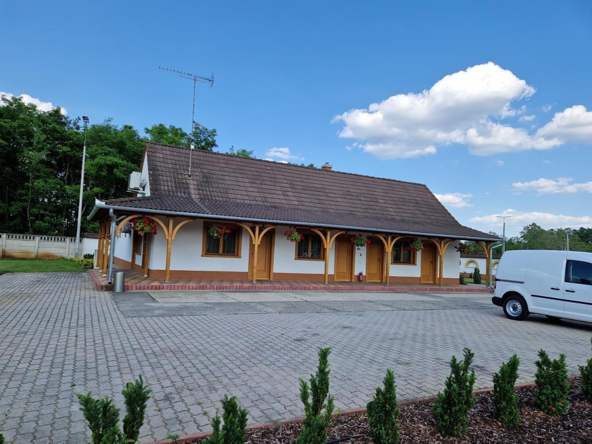 Hotel Csalanosi Vendeghaz Kecskemét Exterior foto